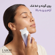 کرم گواشا بر روی صورت، به آرامی در حال ماساژ پوست صورت