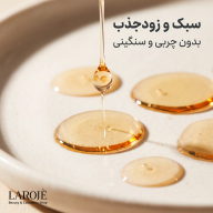 روغن موی شفاف و درخشان با قطرات روی سطح صاف و روشن