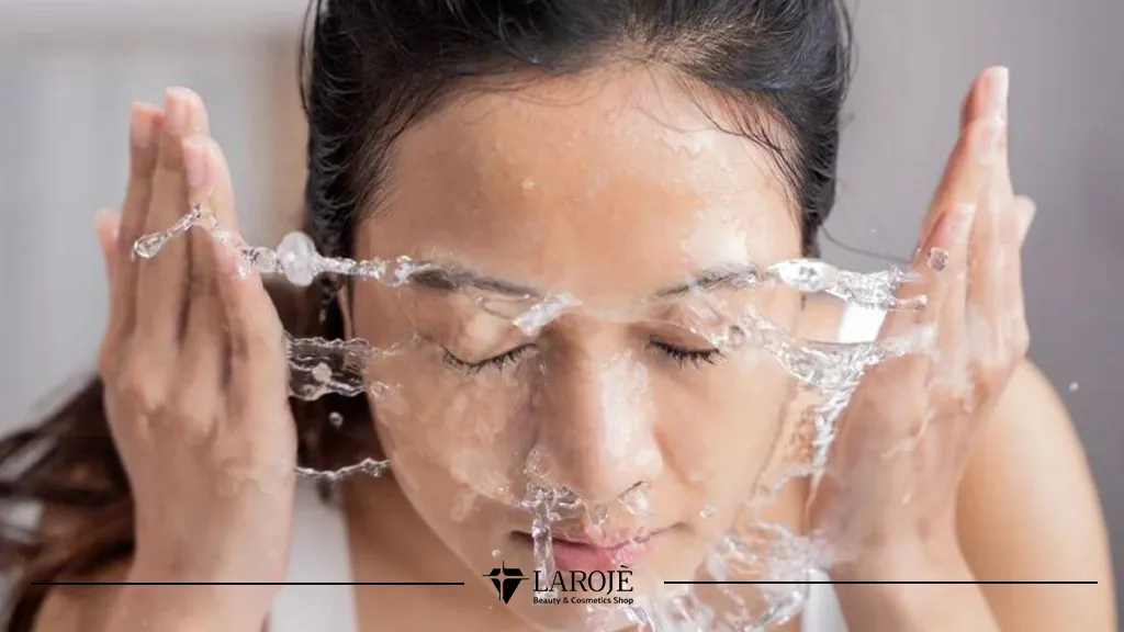 Cerave یا اوردینری-رنی در حال شستن ضورت