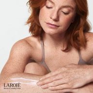 زدن لوسیون اوسرین Skin Calming روی پوست خشک دست