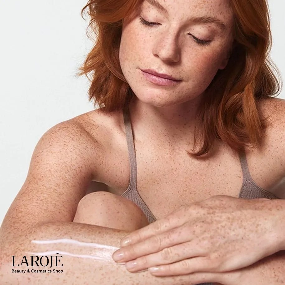 زدن لوسیون اوسرین Skin Calming روی پوست خشک دست