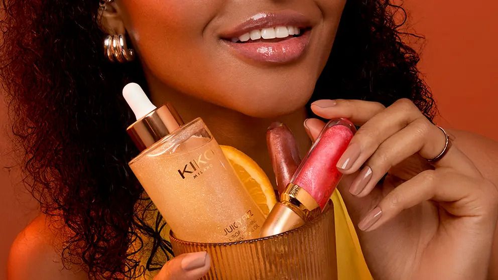 لیپ گلاس کیکو Juicy Fizz در دست مدل، از عکس‌های مجموعه‌ی Juicy Fizz کیکو