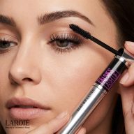 ریمل حجم‌دهنده و بلندکننده در حال استفاده بر روی مژه‌های یک زن جوان