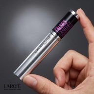 ریمل حجم‌دهنده و بلندکننده میبلین در دست با طراحی مدرن و رنگ مشکی