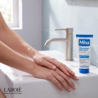 دست‌ها بعد از شستن کنار کرم دست میکسا Ceramide Protect