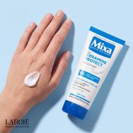 بافت کرم دست میکسا Ceramide Protect روی پشت دست