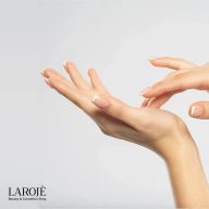 زدن کرم دست میکسا برای نرمی دست‌های خیلی خشک
