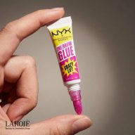 ژل ابروی برسی نیکس مدل Crazy Lift در دست، با طراحی جذاب و رنگی شاداب